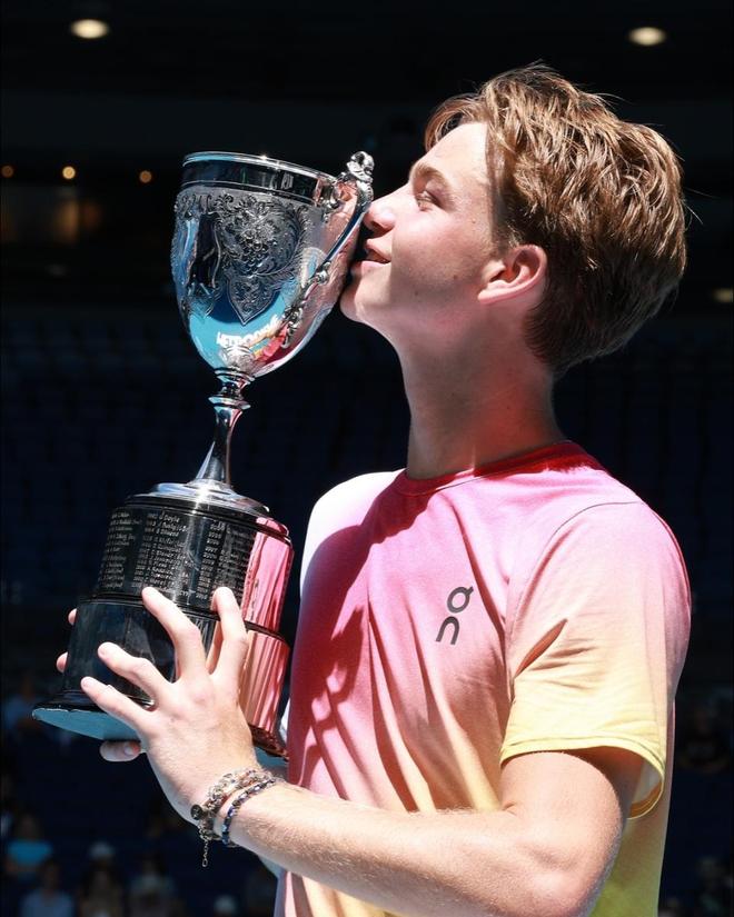 NG体育-费德勒重返赛场，大比分获胜首场状态出色，瑞士队观众沸腾！观众掌声雷动(费德勒温网倒地不起)